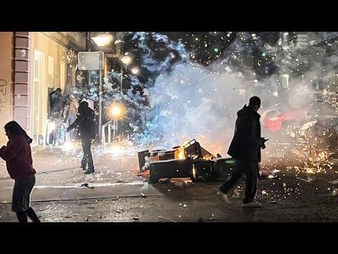 Migrants throw firecrackers at police officers! 😱🔥 New Year’s Eve at Berlin Alexanderplatz